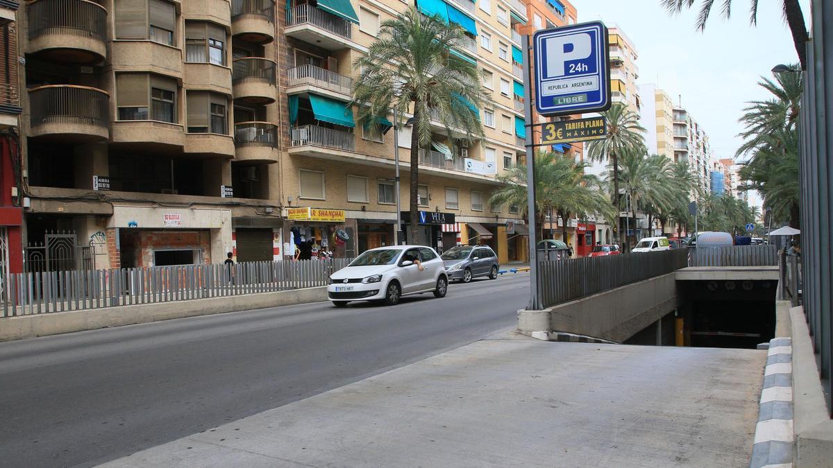 Uno de los accesos al párking público de la avenida de la República Argentina