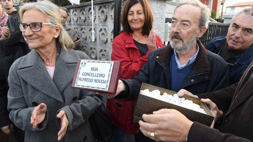 El concejal, con la placa de la calle que lleva su nombre.