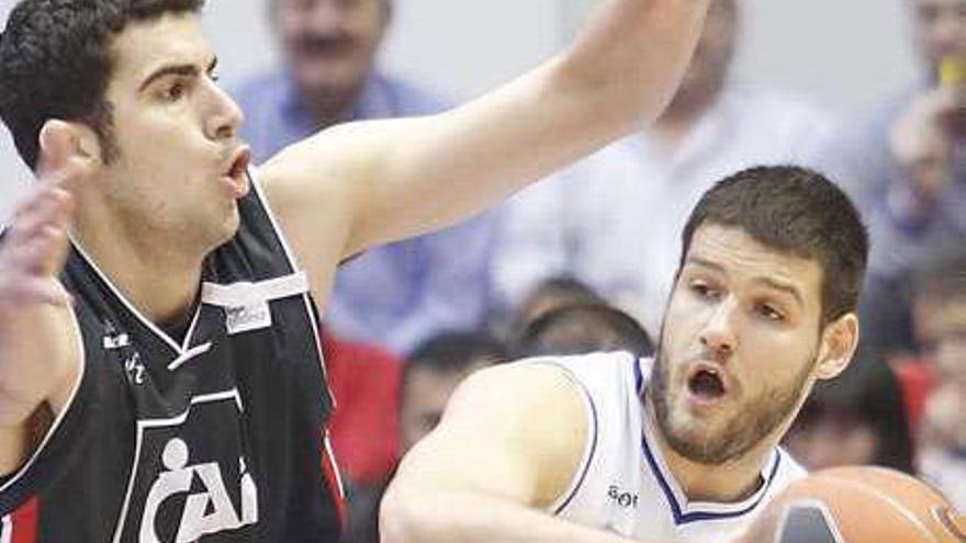 Ivanov en un ataque del Lucentum.