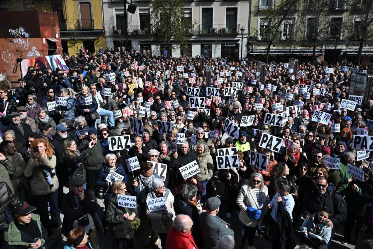 Madrid, miles de personas piden 'parar la guerra' junto a personalidades del mundo de la cultura.