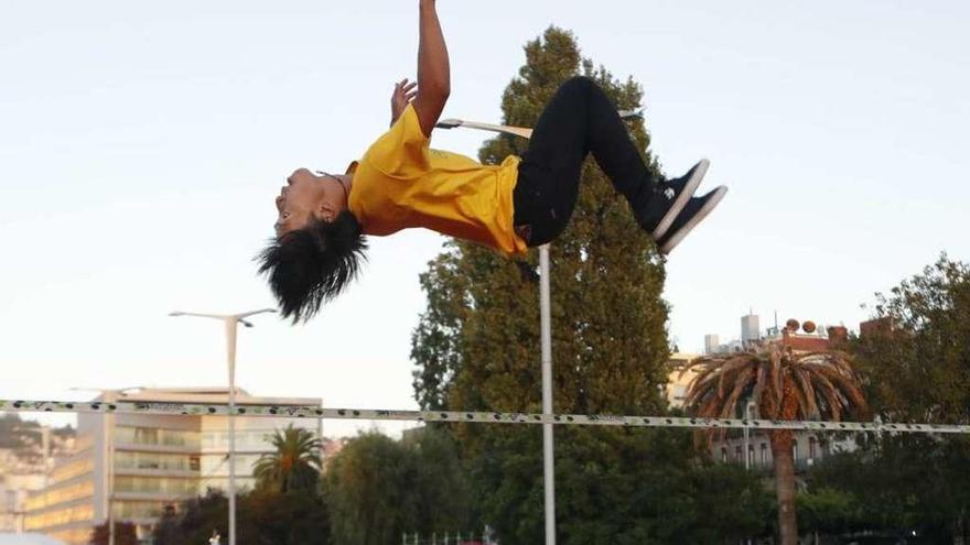 Un joven realiza una acrobacia en la pasada edición de Street Stunts, en Vigo.