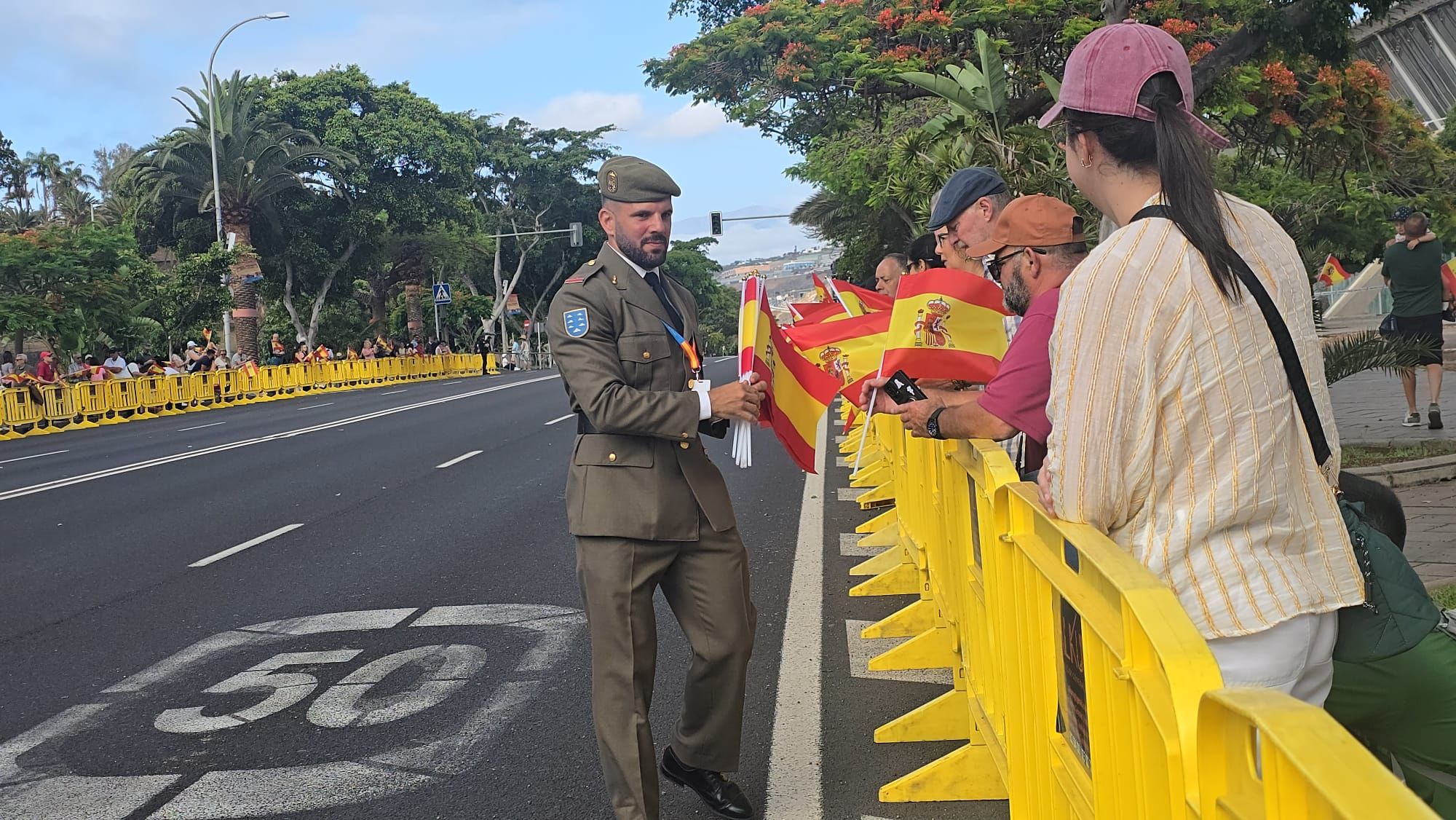 Reparto de banderas antes del acto por el Día de las Fuerzas Armadas