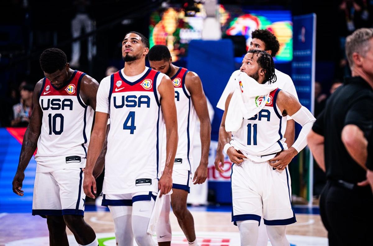 Los jugadores de EEUU, con la mirada perdida tras caer ante Alemania