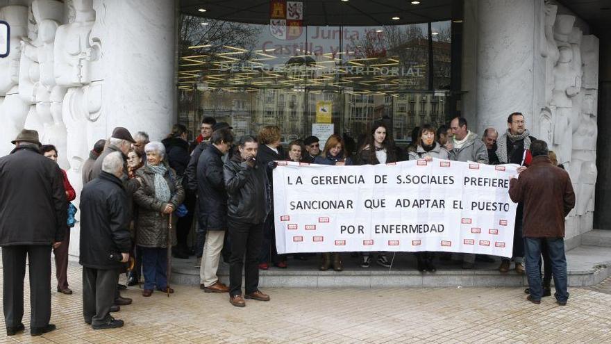 Protesta por la sanción a una trabajadora de la guardería pública que padeció cáncer