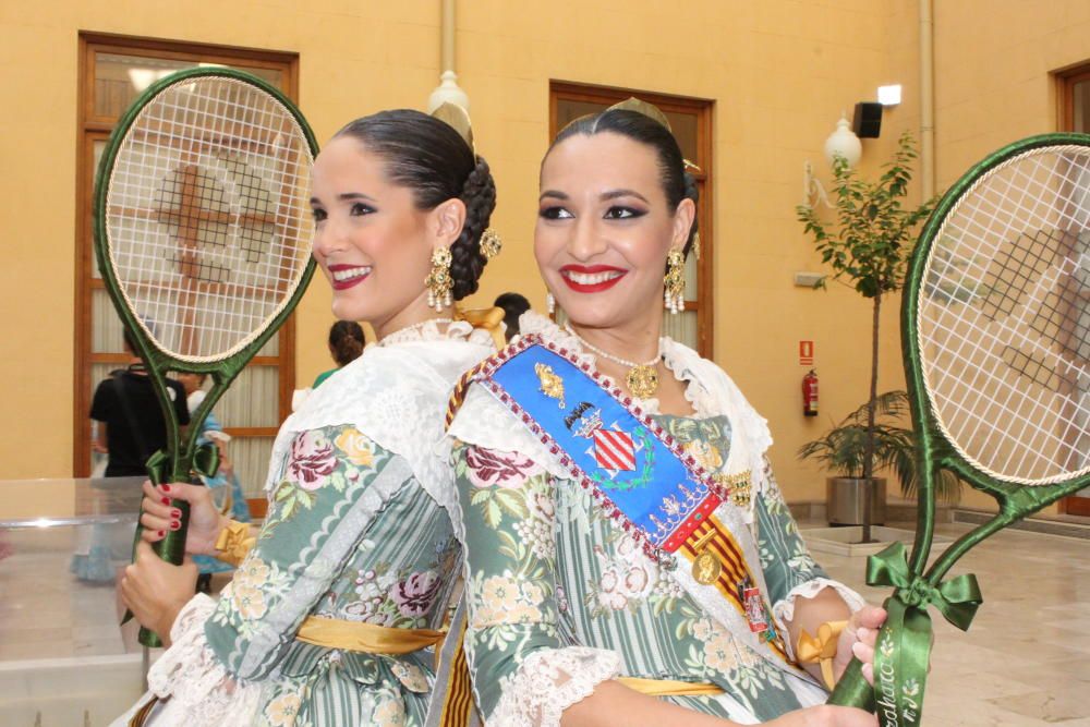 Marina, Sara, Rocío, Daniela y dos generaciones de embajadoras de la fiesta