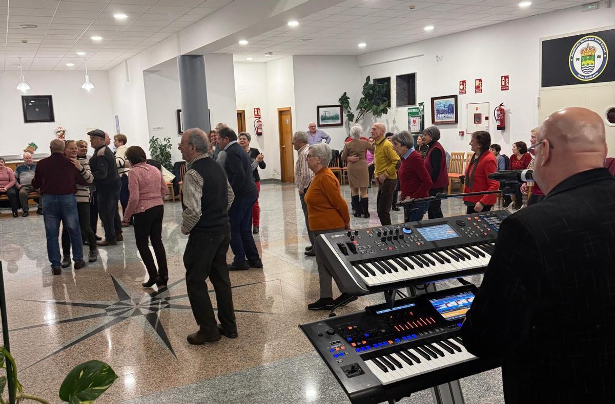 Sesión de baile organizada esta semana en Vila de Cruces.