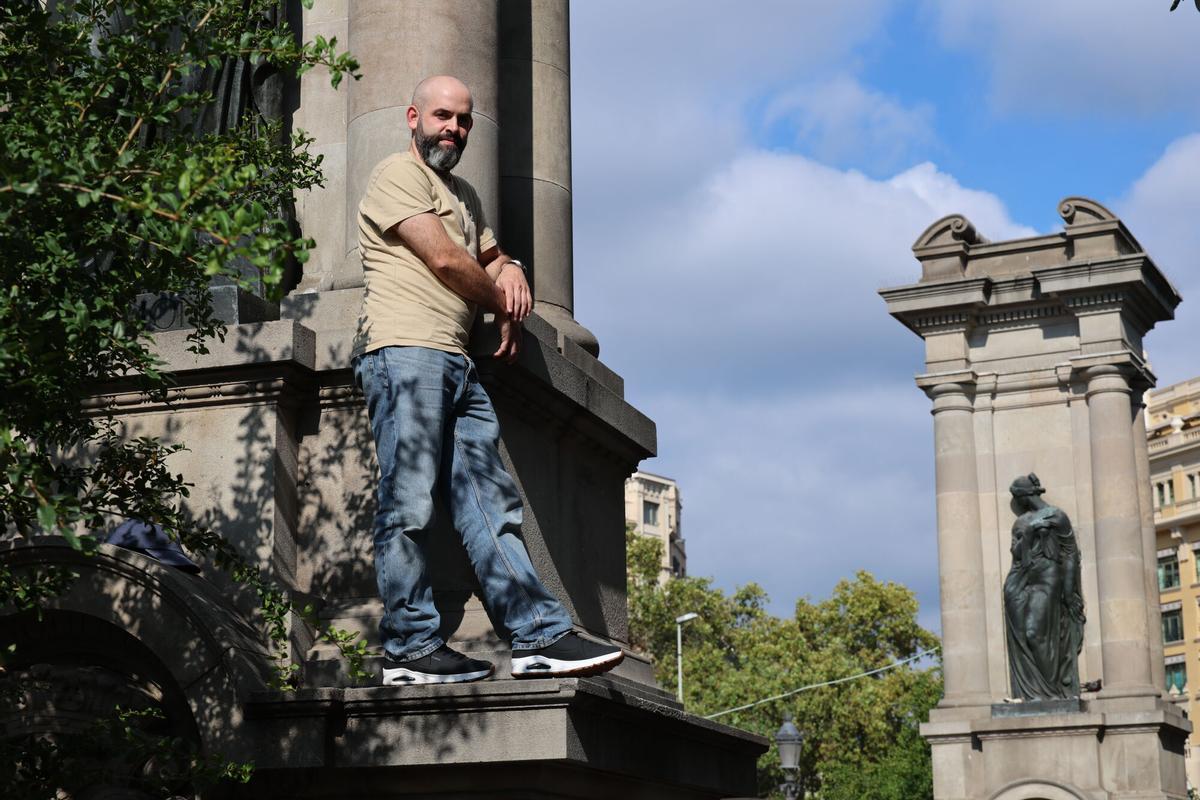 Pablo Batalla, autor del libro 'La Bandera en la Cumbre' durante la entrevista con EL PERIÓDICO.