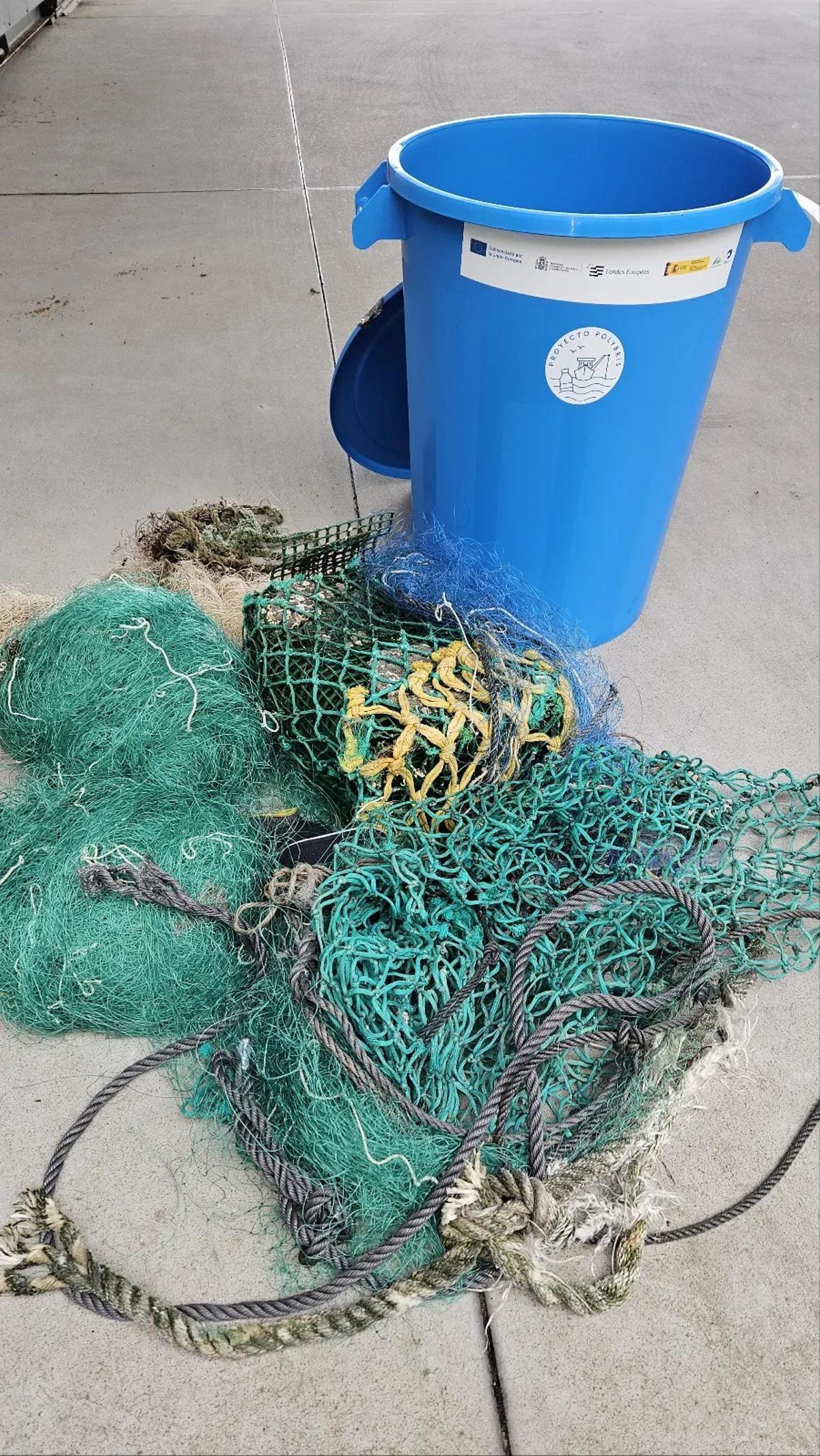 Redes y artes de plástico «pescadas» en el océano.