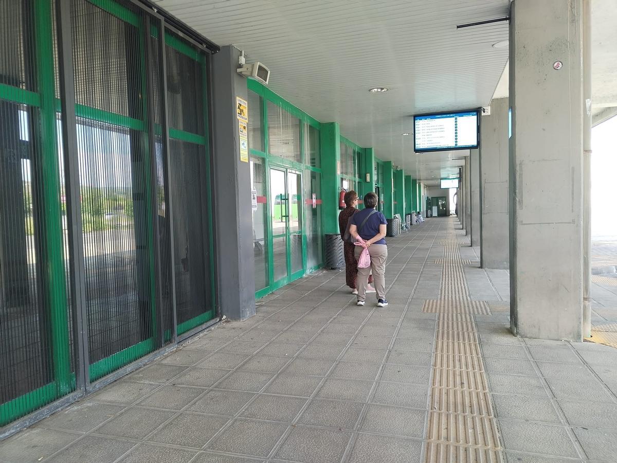 Usuarios en el exterior de la estación de autobuses de Plasencia, cerrada el lunes por la tarde.