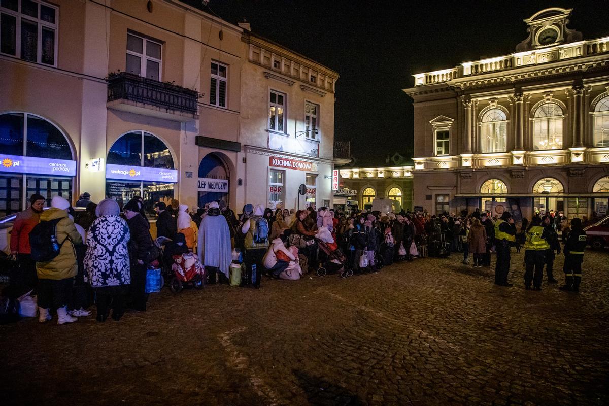 Refugiados procedentes de Ucrania hacen cola para entrar en la estación de tren de Przemysl, en Polonia.