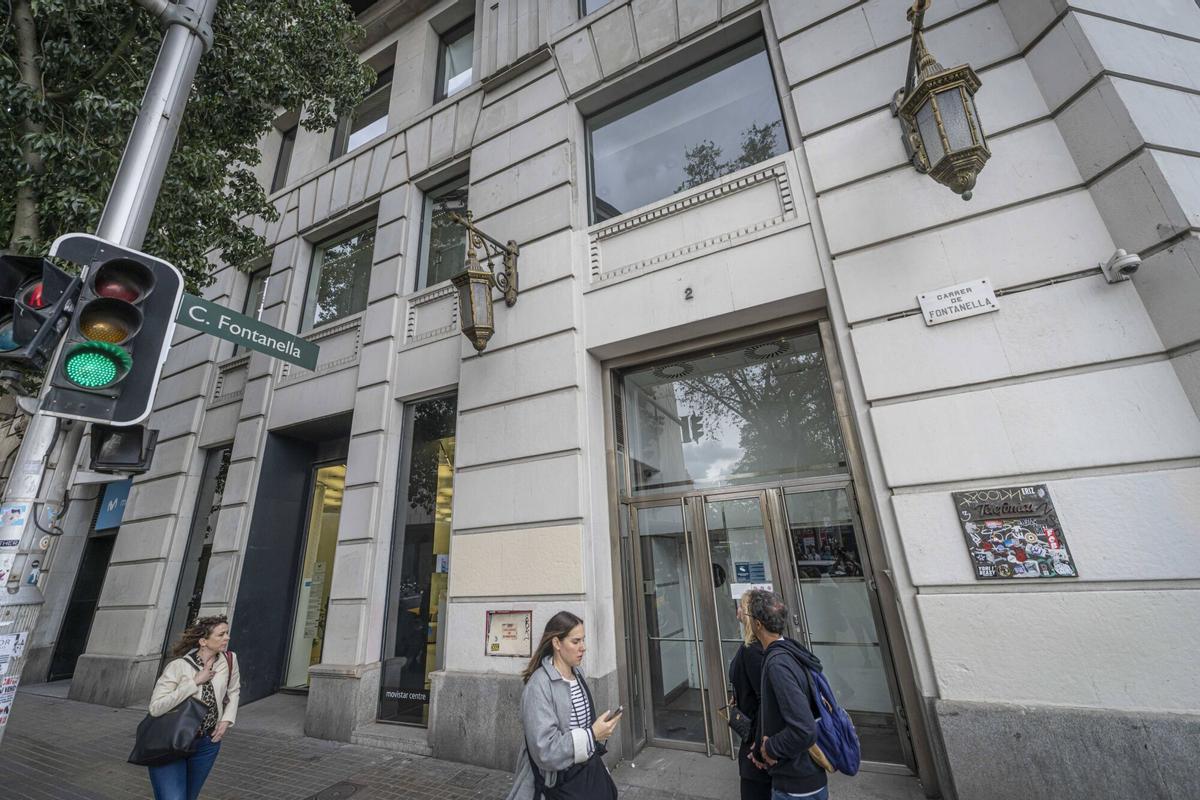 Barcelona 14/04/25 Barcelona. Foto del edificio en la calle Fontanella, número 2. Finca anexa al edificio histórico de Telefónica en Plaza Cataluña. Hacer fotos de ambos edificios juntos y del de Fontanella 2 por separado. AUTOR: MANU MITRU