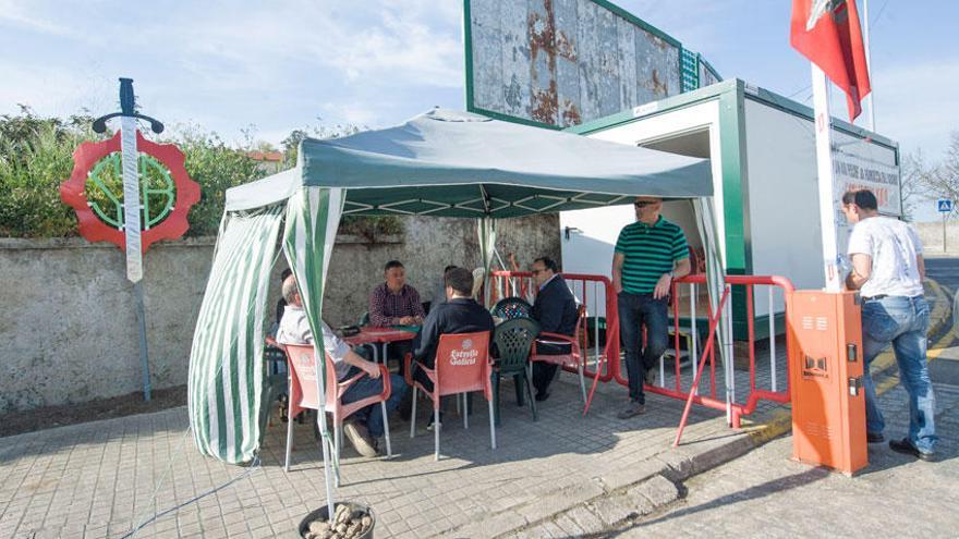 Trabajadores reunidos frente a la fábrica de armas.