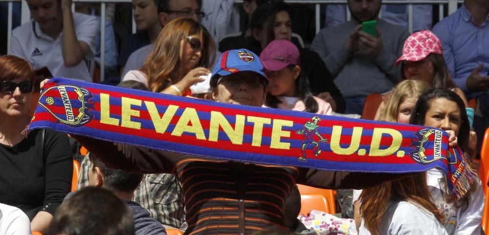 La afición en el derbi femenino de Mestalla