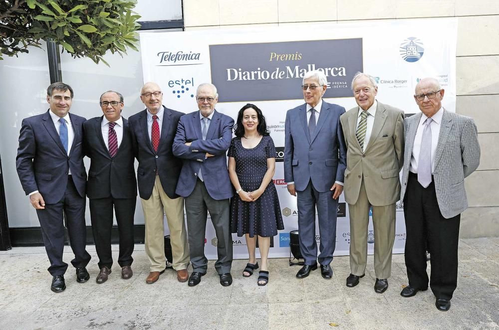 La científica de la Universitat Alicia Sintes, que participó en el descubrimiento de las ondas gravitacionales, Premio Nobel de Física de 2017, con varios miembros de Prensa Ibérica.