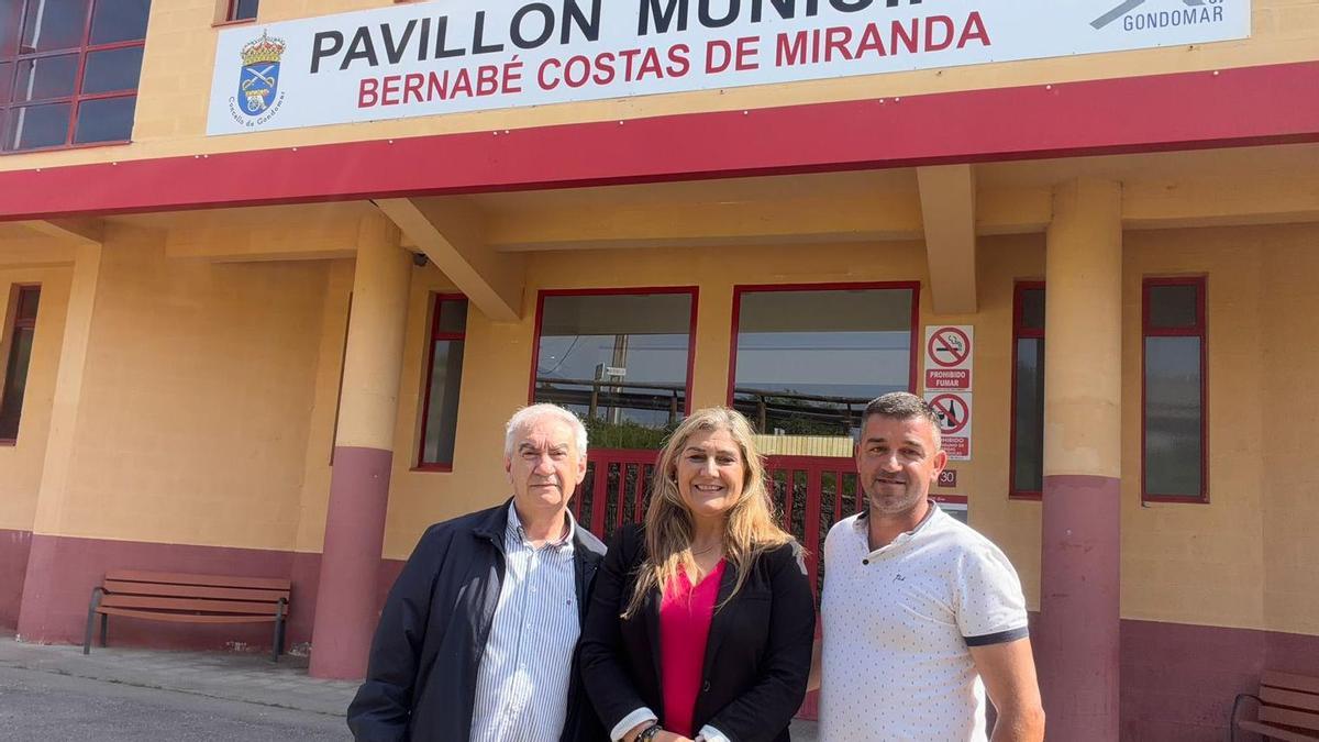 La diputada y portavoz del PP visitó el pabellón de Gondomar.