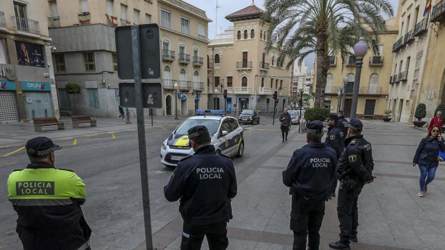 Policía en la Plaça de Baix, Elche