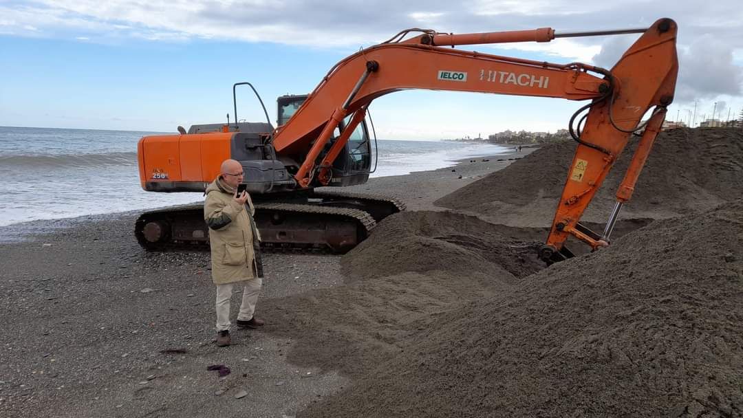 Reparación de las playas en Torre del Mar.