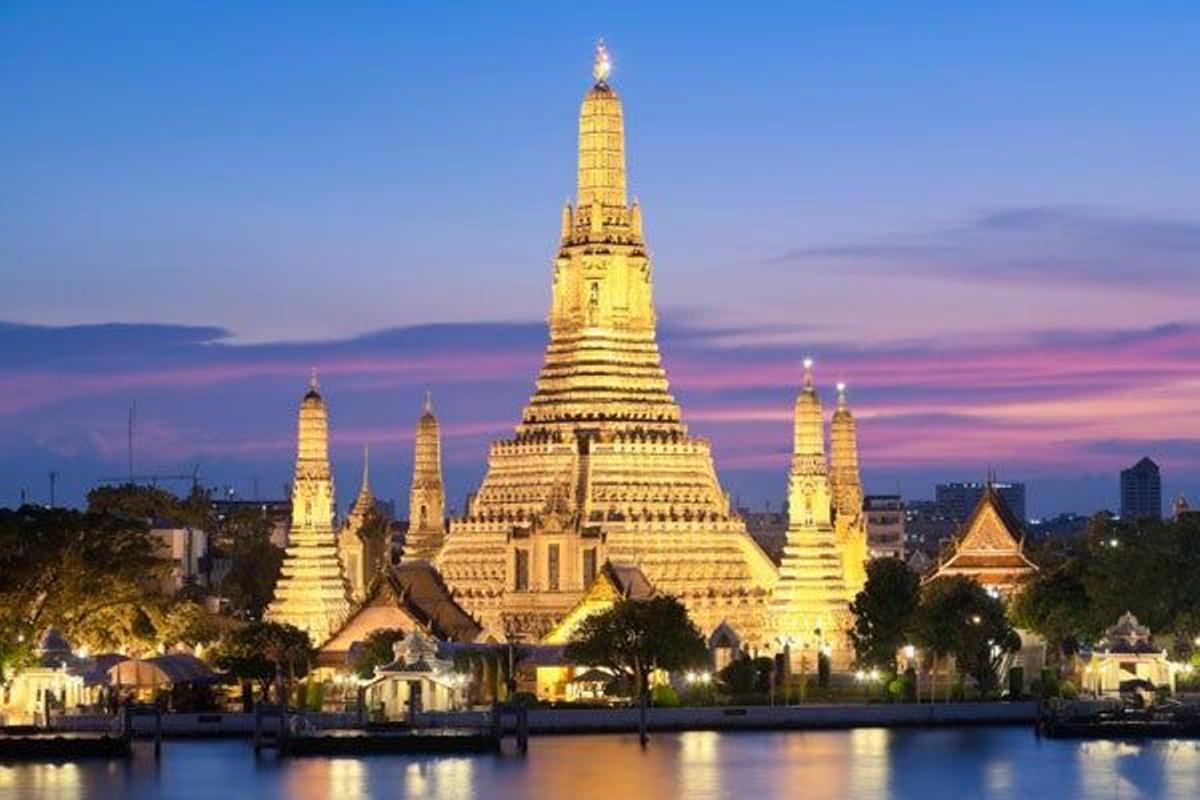 Templo Wat Arun al atardecer, en Bangkok, Tailandia.