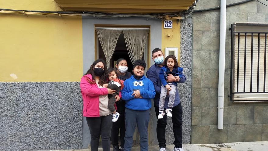 La Torre d'en Doménec recibe a sus 'salvadores': la familia se instala ya al completo en el pueblo