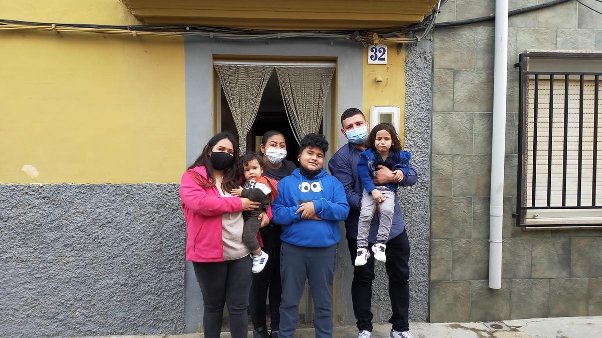 La nueva familia de la Torre d’en Doménec posa tras acabar de llegar al pueblo.