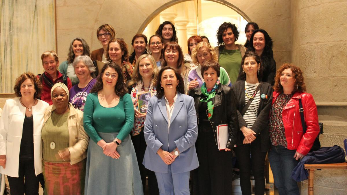 La presidenta del Gobierno, Concha Andreu, junto a la consejera de Igualdad, Raquel Romero, la diputada de IU, Henar Moreno, y colectivos de mujeres.