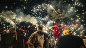 El correfoc estrena la nova Porta de l’Infern