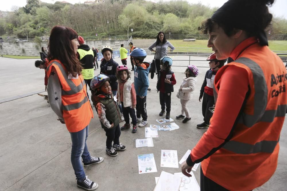 Los niños de Oviedo aprenden a andar en bici