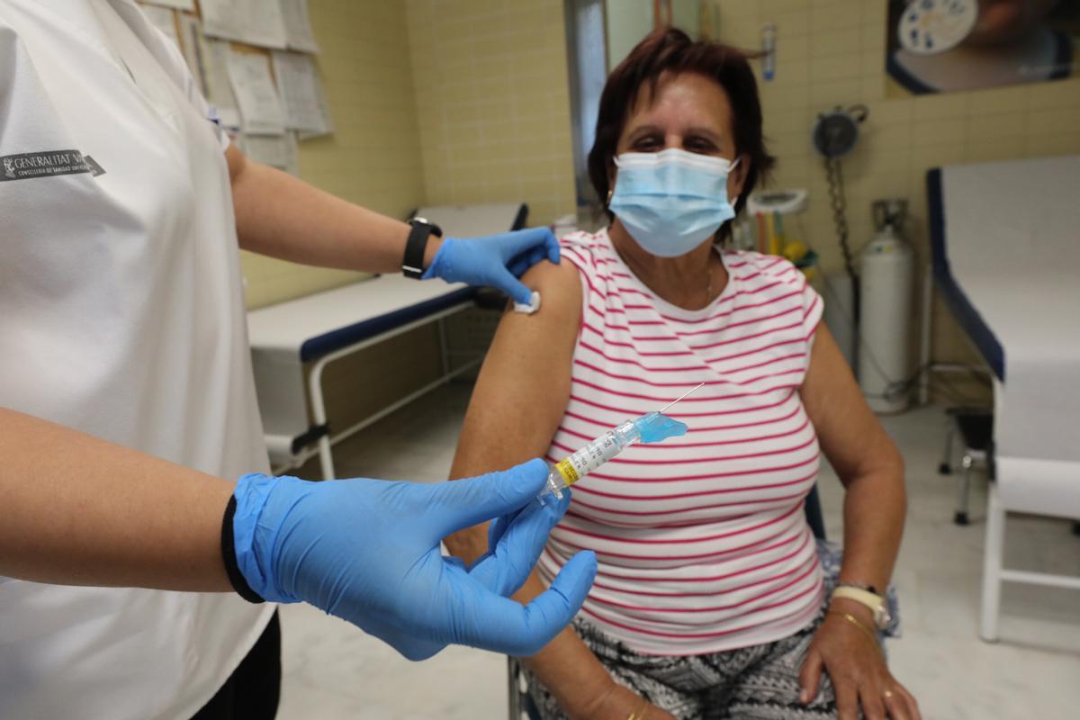 Una mujer se vacuna en el centro de salud de El Raval, en Elche