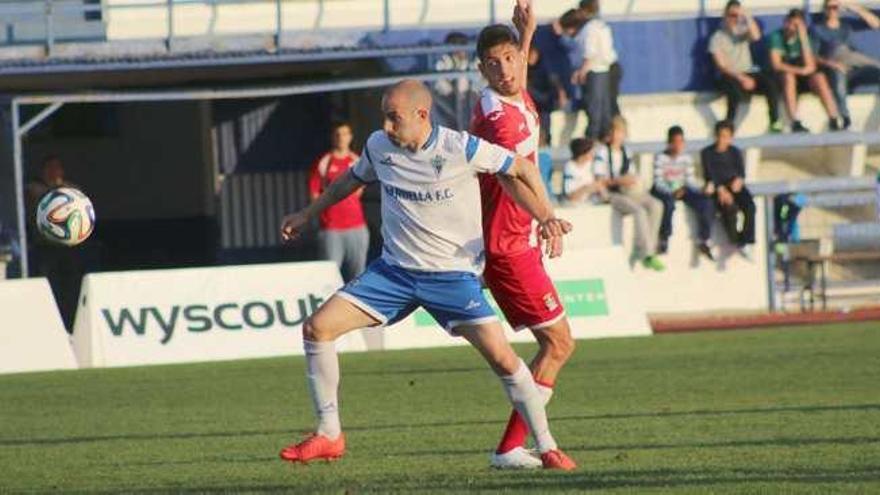 Diego Segura, durante el encuentro de ayer, disputa el esférico ante un jugador del Cartagena.