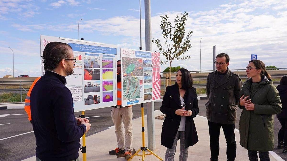 Visita de la consellera al nuevo aparcamiento de vehículos compartidos en Castelló.