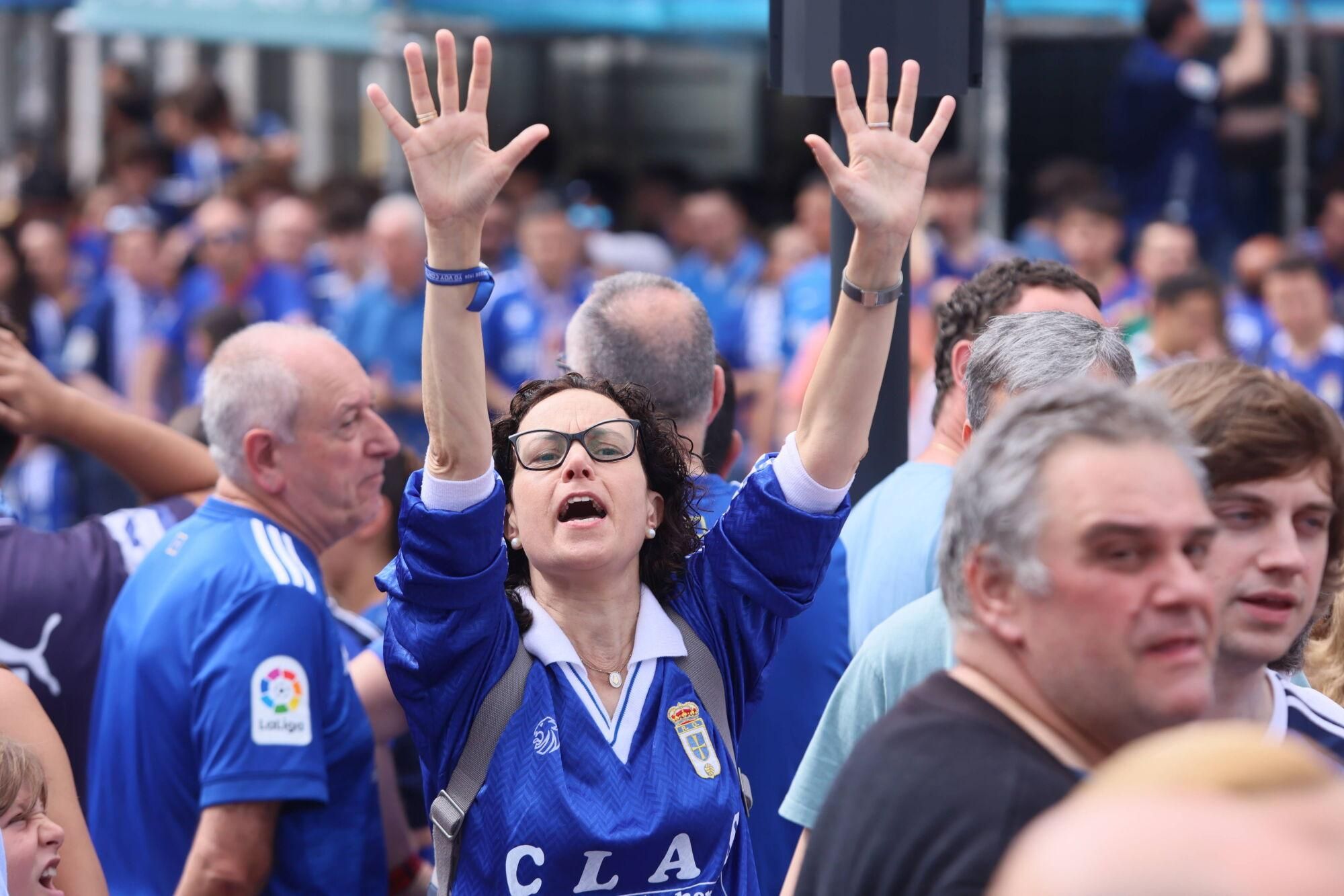 Locura azul en las calles de Oviedo para celebrar el ascenso del equipo a Primera División