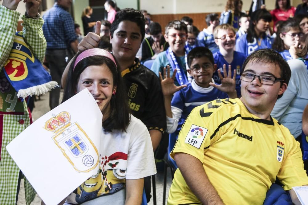 Los jugadores del Real Oviedo Valera y Vila visitan el colegio de educación especial de Latores