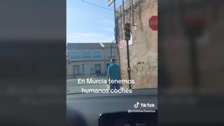 Pelos de punta por el "coche-humano" de Murcia que se hecho viral por su conducta temeraria
