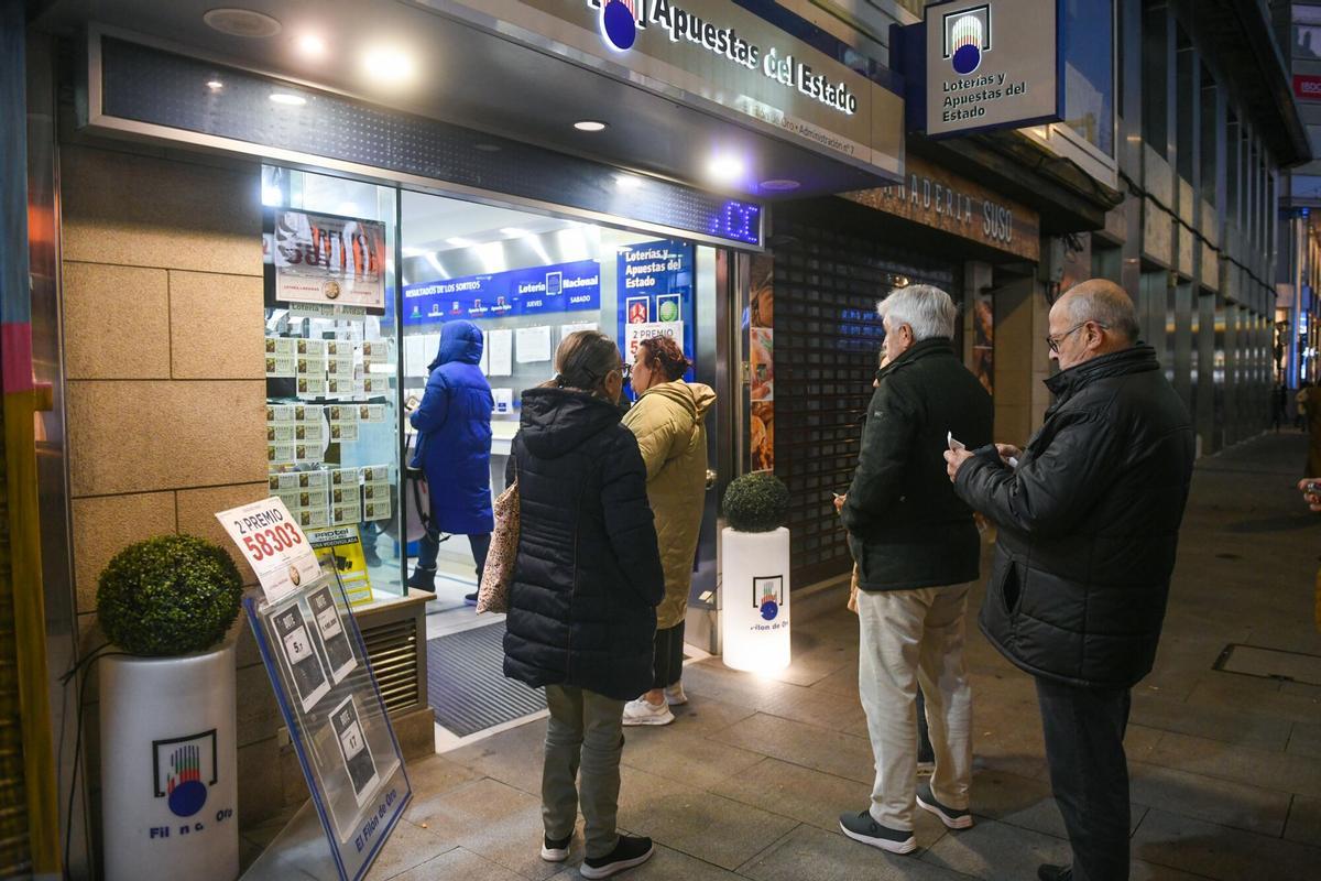 Colas en la administración de Rúa Nova previas a un sorteo de Navidad