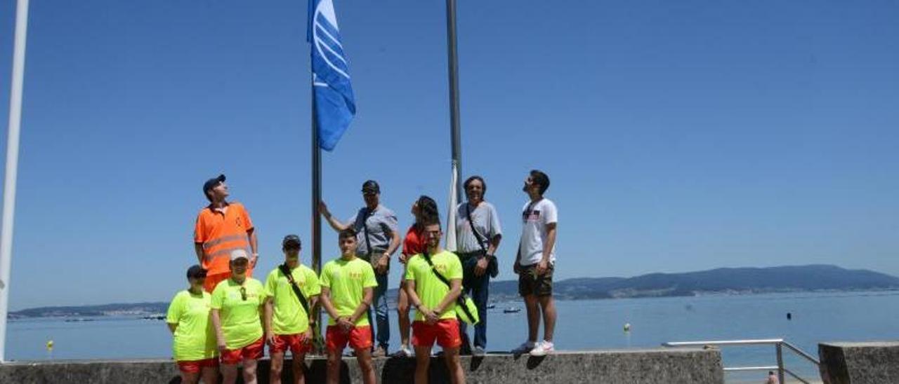 Félix Juncal con varios ediles y socorristas en el izado de la bandera azul en Banda do Río este verano. |   // G.N.