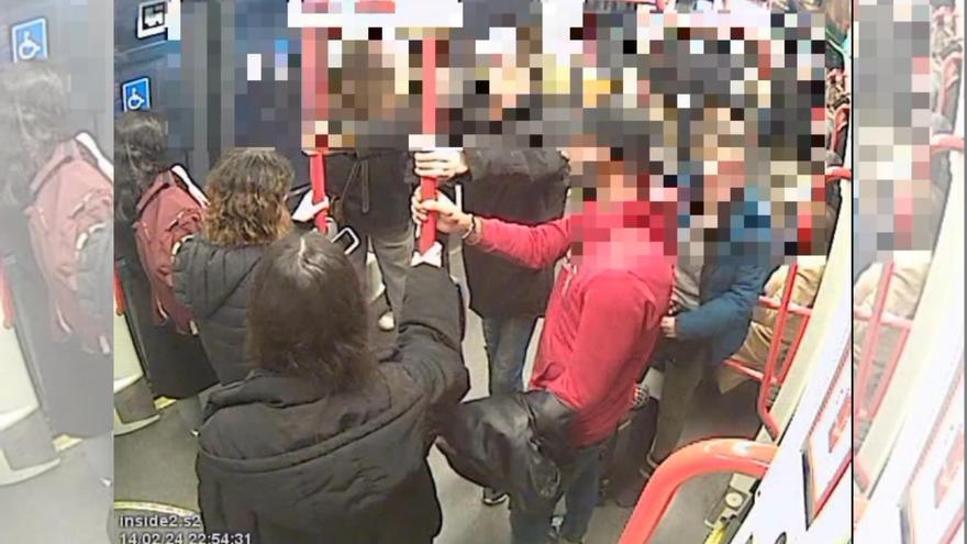 Así robaban móviles, carteras y otros objetos en el tranvía de Zaragoza a través del método de la muleta