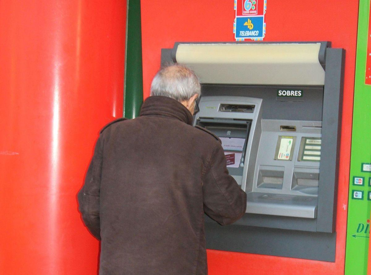 Un home operant en un caixer.