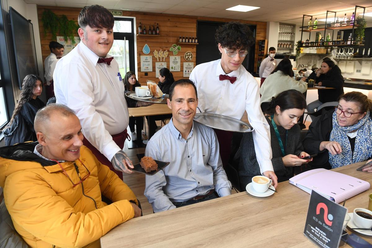 Alumnos de Cocina y Restauración en la cafetería.