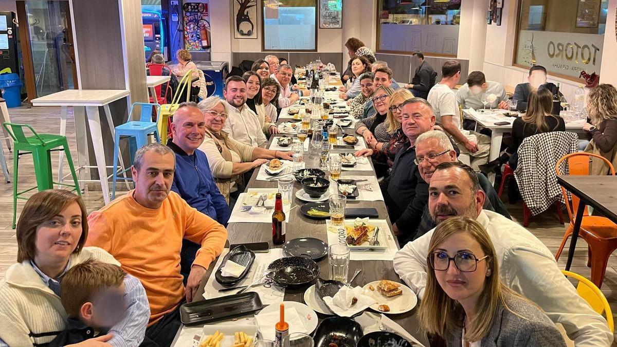 Afiliados y simpatizantes que arropan a Mar Chordá, en la reunión del fin de semana.
