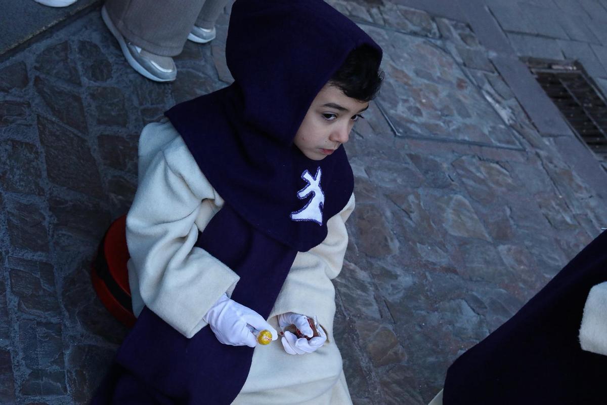 La procesión de Jesús del Via Crucis brilla modificando su recorrido habitual