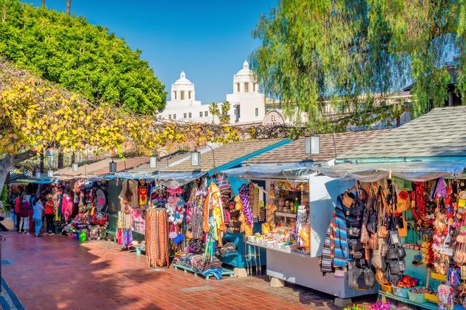 Puestecitos callejeros en Olvera Street, Los Ángeles.