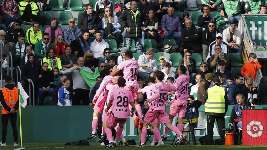 Darder tranquiliza al Espanyol en el descuento y hunde al Elche