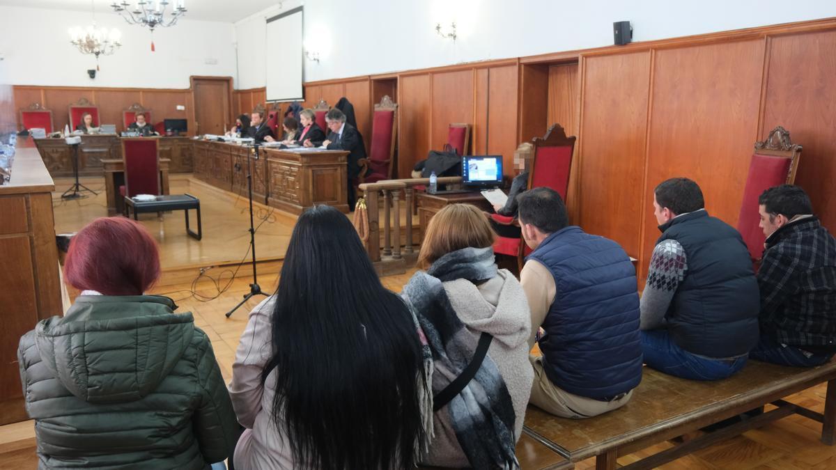 Los seis acusados en el banquillo de la Audiencia Provincial de Badajoz, este lunes.