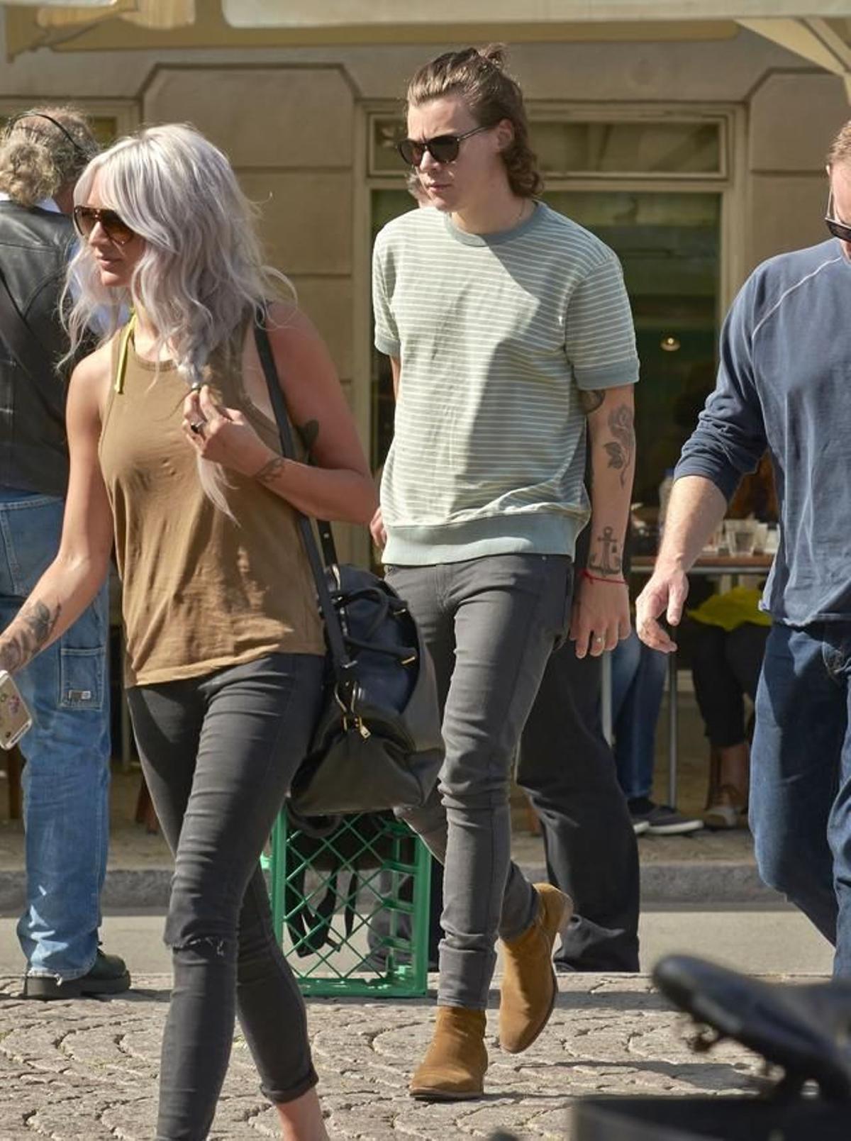 Harry Styles, de paseo con la estilista del grupo por Copenhague