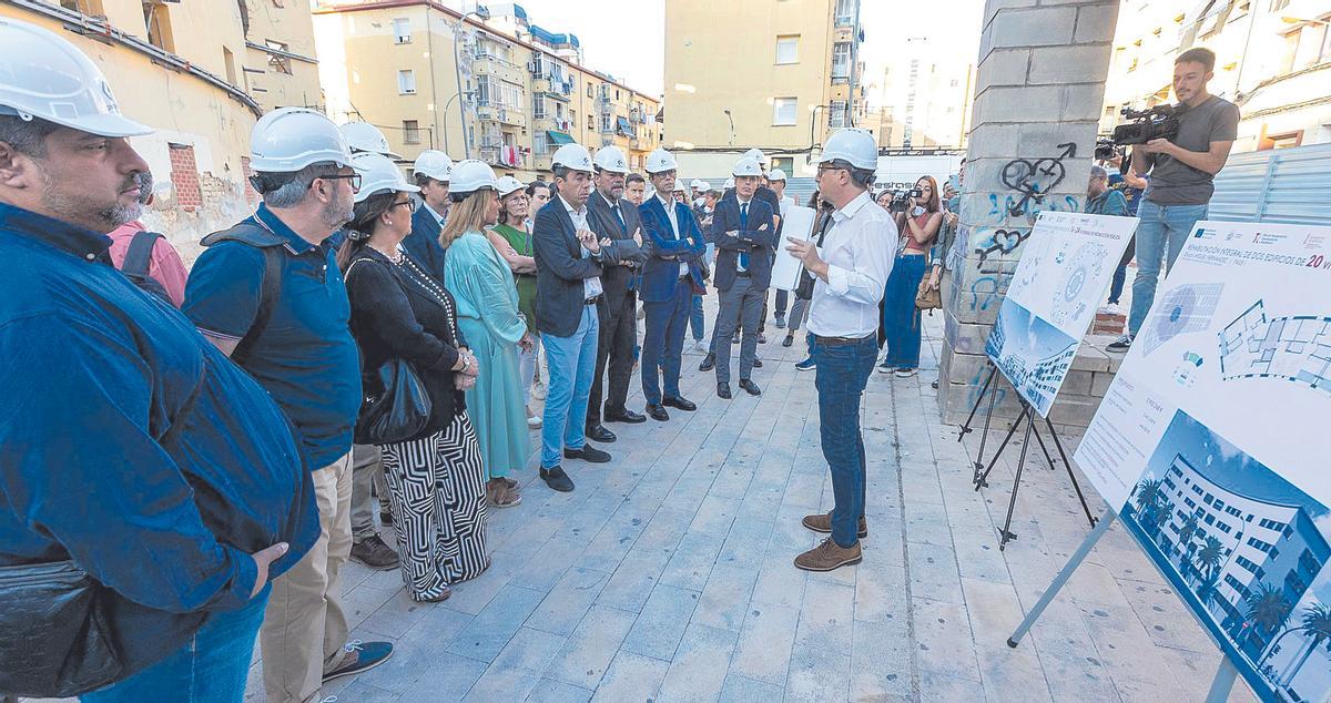 Mazón, junto a la vicepresidenta, Susana Camarero, y el alcalde, Luis Barcala, en una visita a las viviendas de Miguel Hernández en Alicante.