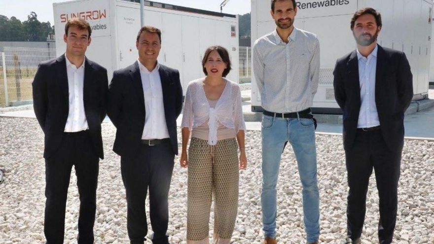 María Jesús Lorenzana y Pablo Fernández, ayer, en Sanxenxo, con directivos de Sungrow. | LOC