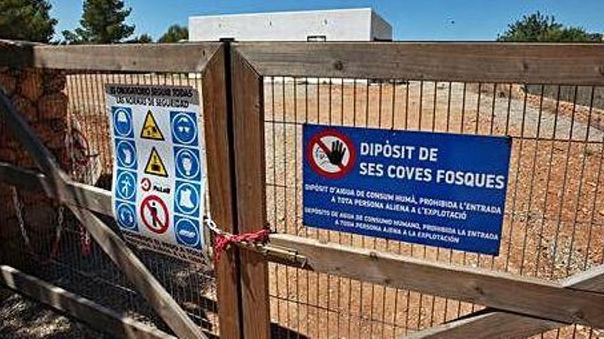 Una valla, con carteles de prohibido el paso, impide el acceso a las instalaciones del depósito de ses Coves Fosques.