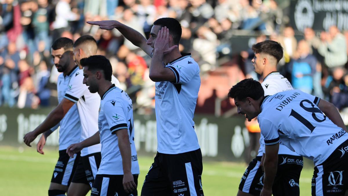 Álvaro García celebra el primer gol del Mérida