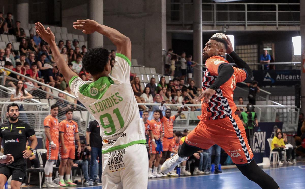James Lewis Parker se suspende en el aire para buscar el gol defendido por el cubano Cordies.