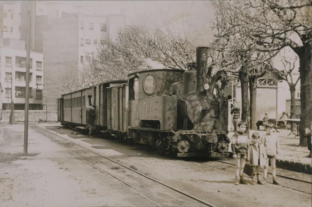 Retrat de tres nens a l'estació del ferrocarril de Sant Feliu a Girona l'abril de 1969